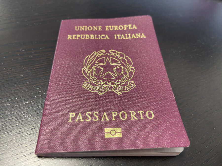 Anche in Italia arriva il passaporto sanitario digitale, Alitalia aderisce ad AOKpass