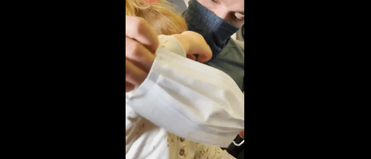 Bimba di due anni rifiuta la mascherina: United Airlines caccia una famiglia dall’aereo