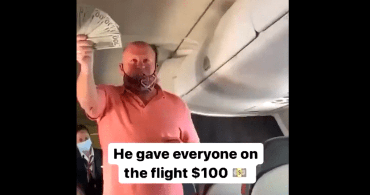 Babbo Natale moderno: passeggero regala banconote da 100$ durante un volo