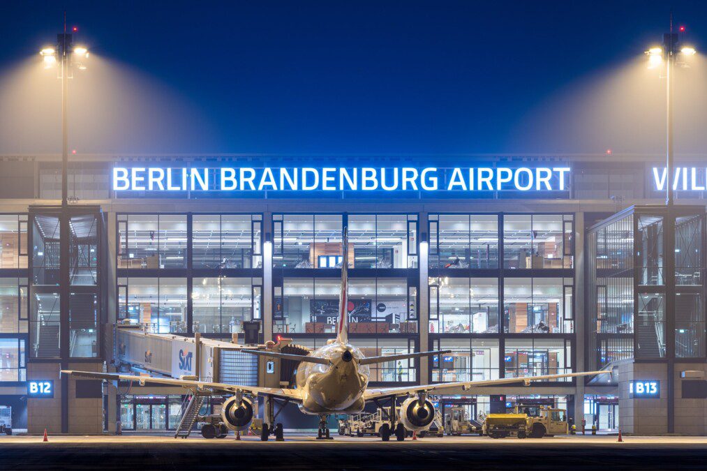 La maledizione dell’aeroporto di Brandeburgo (Berlino): check-in al gelo e scosse elettriche