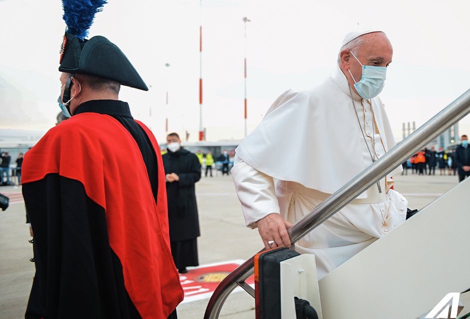 Il Papa arriva in Iraq in un volo Covid-FREE: tutti i passeggeri erano vaccinati