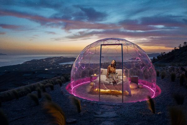 Dormire in una bolla di vetro sul tetto di Santorini, un’esperienza unica