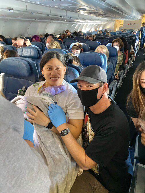 Non sapeva di essere incinta: passeggera partorisce su un volo Delta
