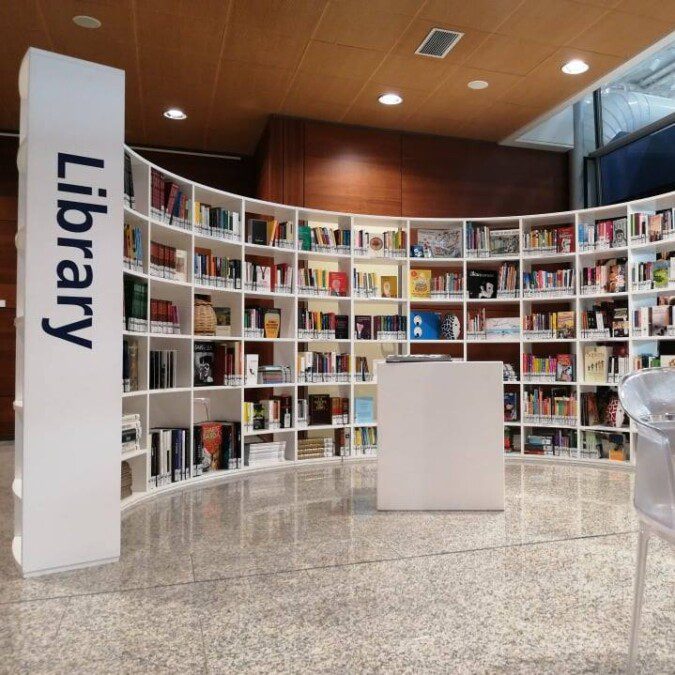 Cagliari Airport Library, la prima biblioteca in un aeroporto italiano ha ospitato l’autore Piergiorgio Pulixi