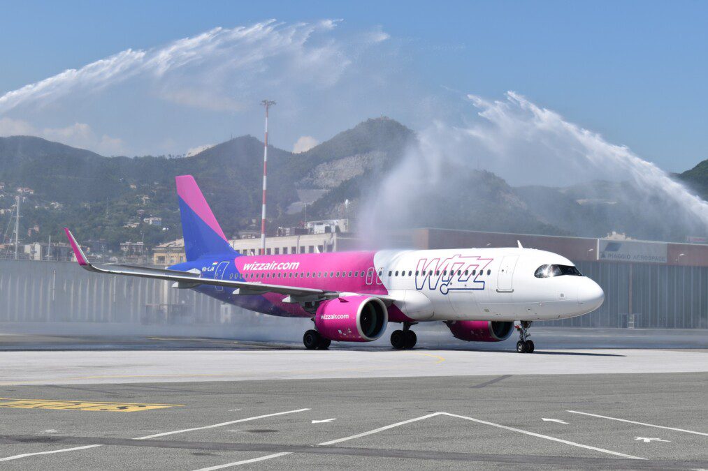 Wizz Air collega Genova con Tirana, water cannon per il nuovo volo
