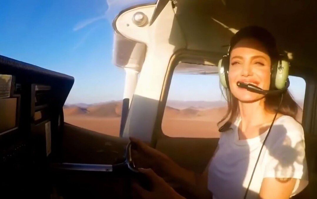 VIP in volo, da Angelina Jolie a David Gilmour: le star che pilotano i propri aerei