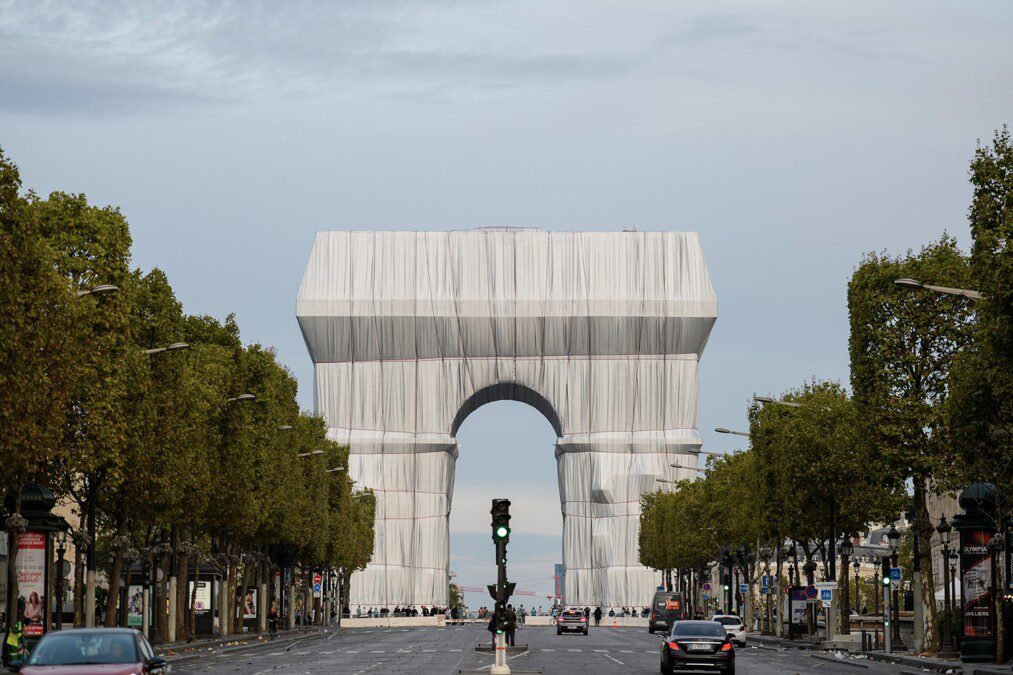 Se vai a Parigi ora puoi vedere l’Arco di Trionfo impacchettato da Christo
