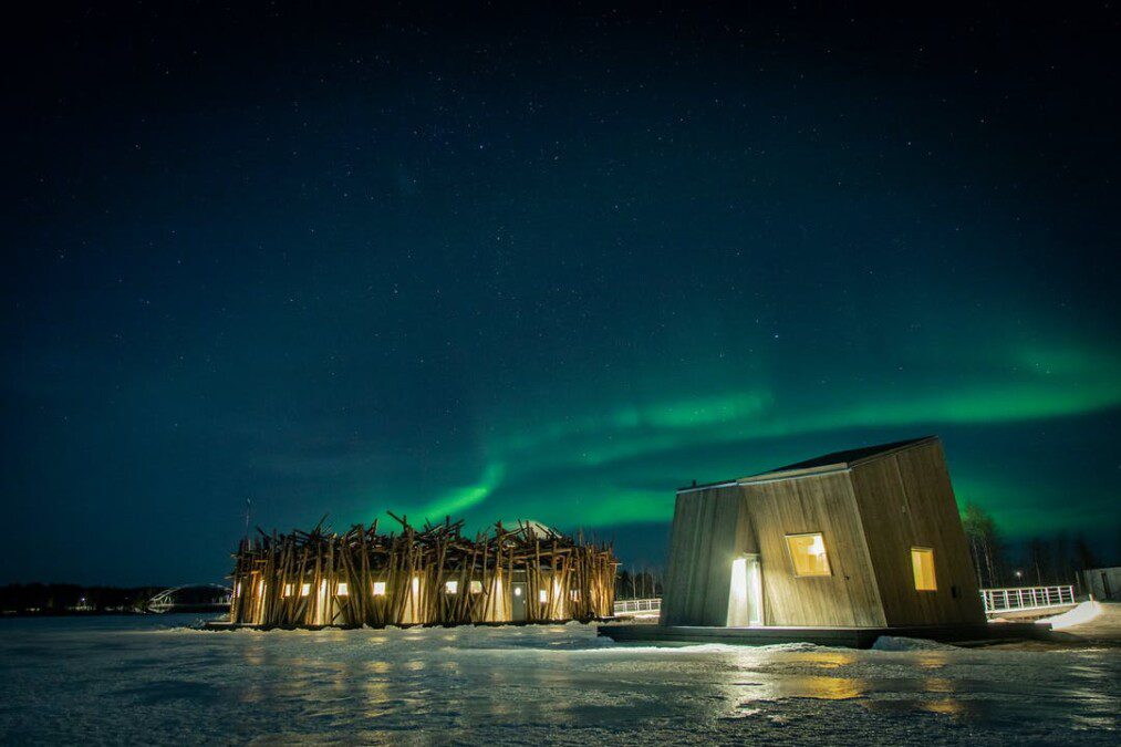 In Lapponia c’è l’Arctic Bath, il primo hotel che galleggia su un fiume