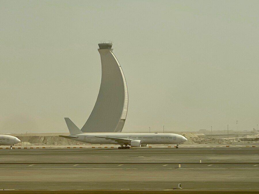 Attacco con droni all’aeroporto di Abu Dhabi, almeno tre morti