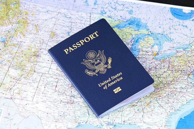 Gli USA introducono il primo passaporto non-binario: avrà il genere X