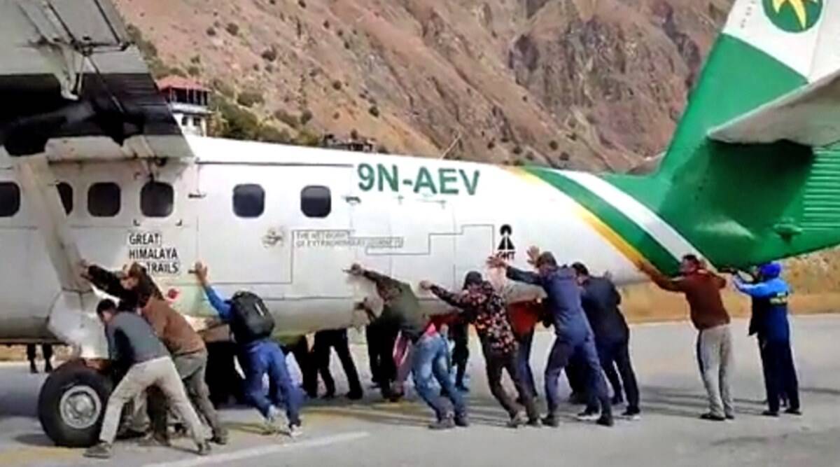 Nepal: aereo buca una ruota in pista, i passeggeri scendono e si mettono a spingere! [Video]