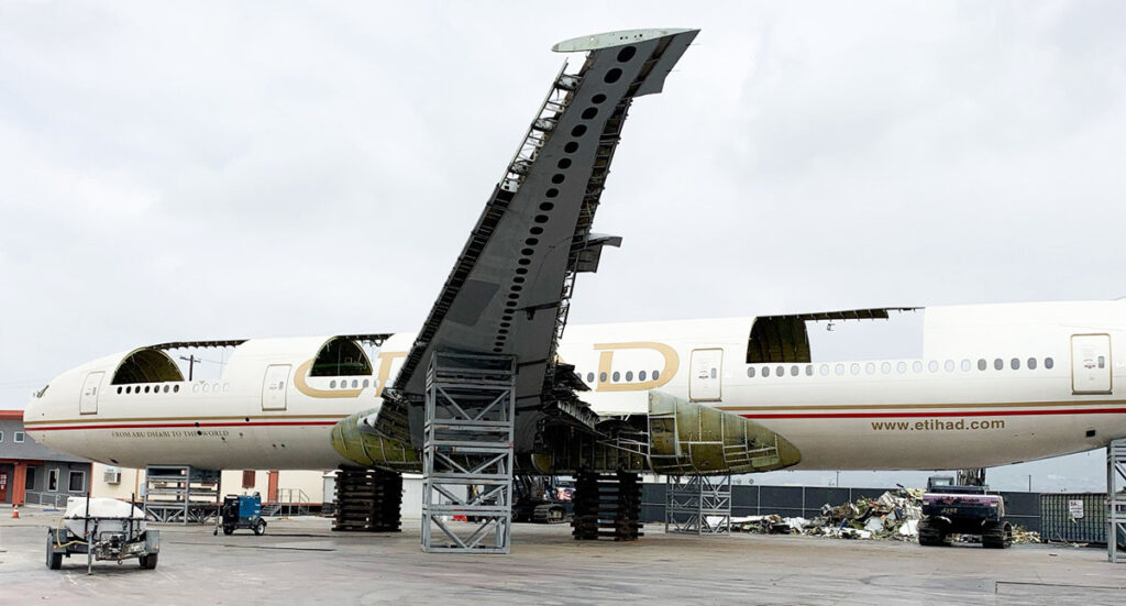 etihad-trasforma-777-in-portachiavi-aereo-demolito