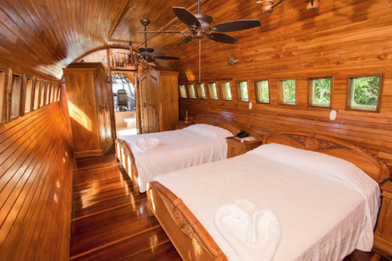 camera da letto aereo airbnb giungla