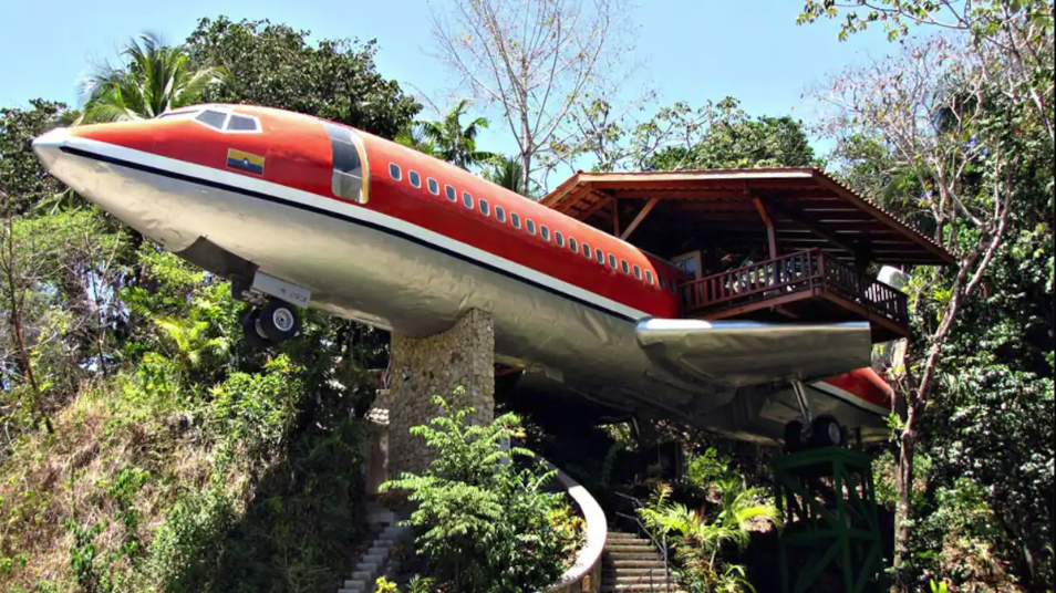 Puoi dormire in un 727 nella giungla della Costa Rica grazie ad Airbnb