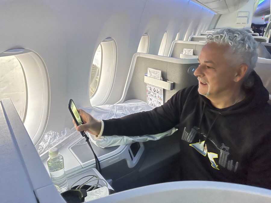 ITA Airways, decollato l’A350 dedicato a Roberto Baggio: il divin codino taglia il nastro e decolla per l’Argentina