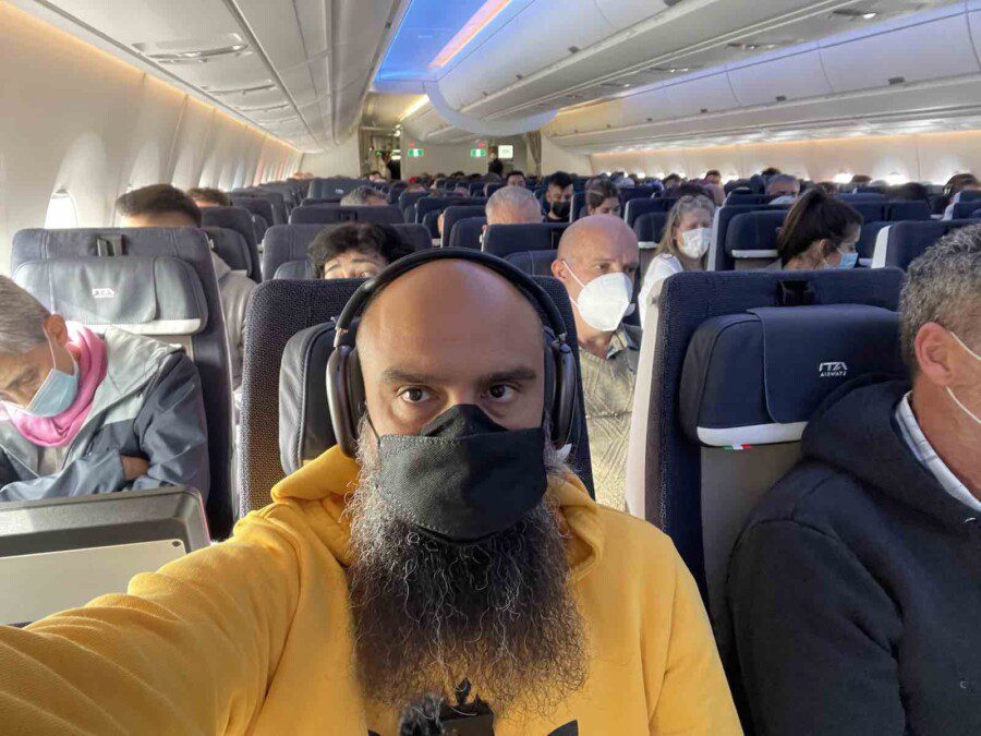 Le mascherine tornano obbligatorie: il Brasile rimette l’obbligo di indossarle a bordo degli aerei