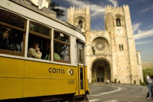 La cattedrale di Lisbona, di fianco il tram turistico giallo