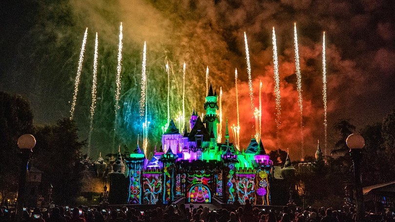 Disneyland propone un giro del mondo, a bordo di un boeing 757, per visitare 12 parchi in 4 continenti