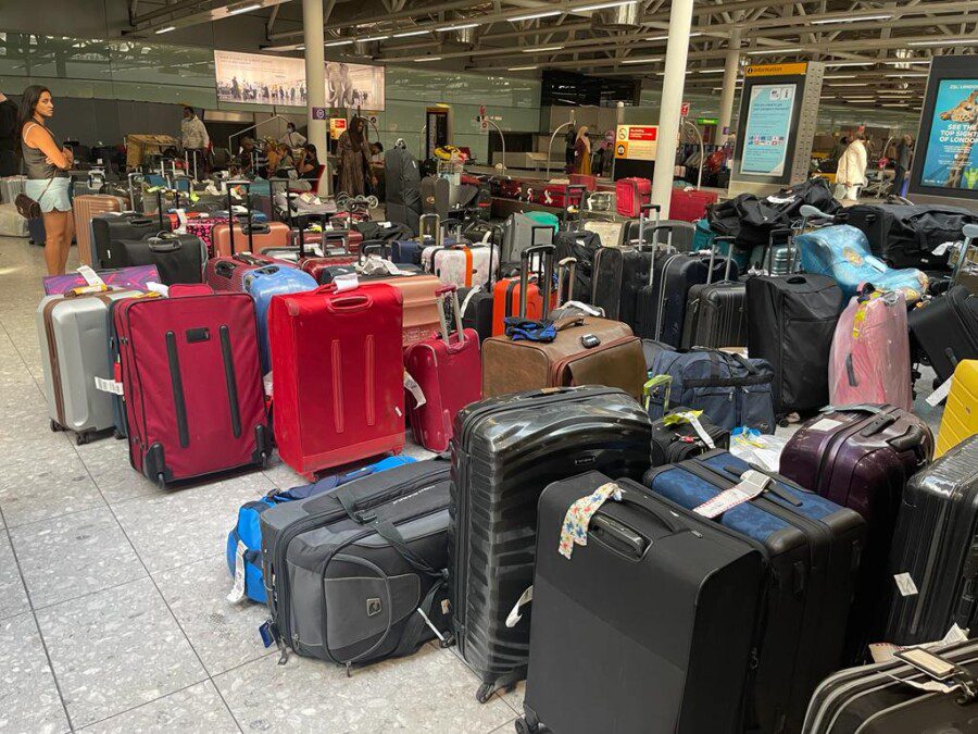 Scandalo all’aeroporto di Dublino: bagagli dei passeggeri buttati nella spazzatura