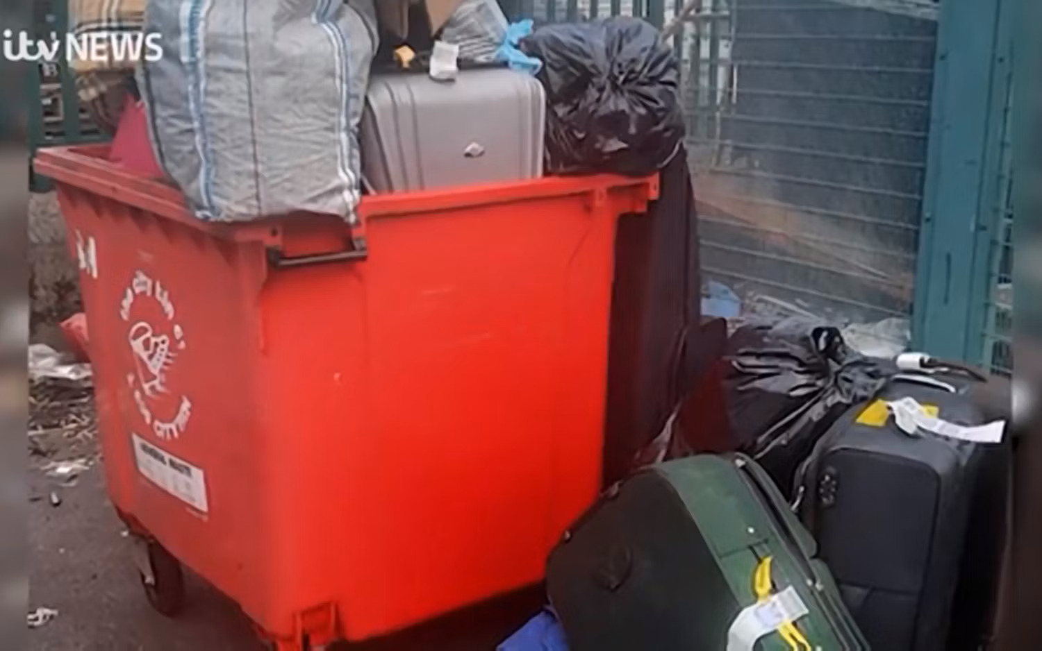 Aeroporto Dublino - Bagagli nella spazzatura