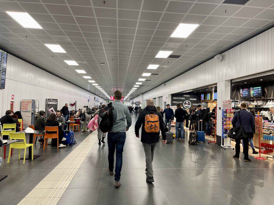 L’aeroporto di Bergamo chiude le porte nella notte: senza biglietto non si può più entrare