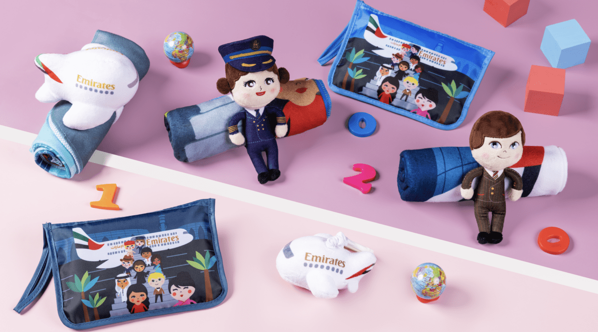 Emirates “coccola” i bambini in volo: ecco la nuova gamma di giocattoli e borse da collezione