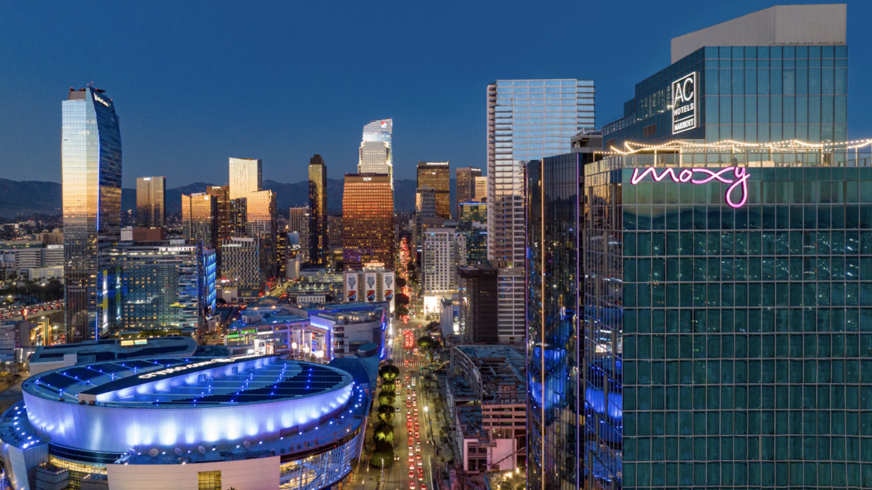 Marriott apre un mega (doppio) hotel a Downtown Los Angeles, camere con vista Crypto Arena