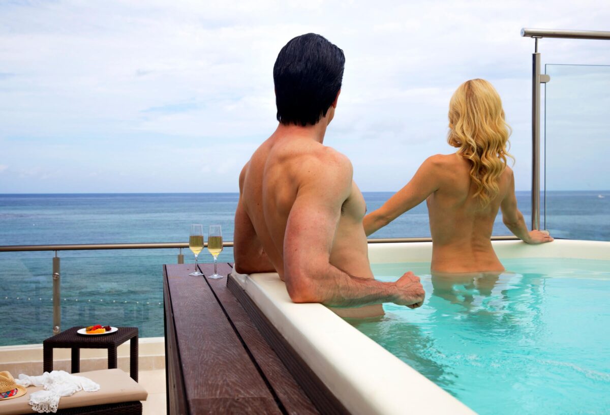 Se ti piacciono le vacanze nudiste c’è un resort “al naturale” prenotabile con i punti Bonvoy