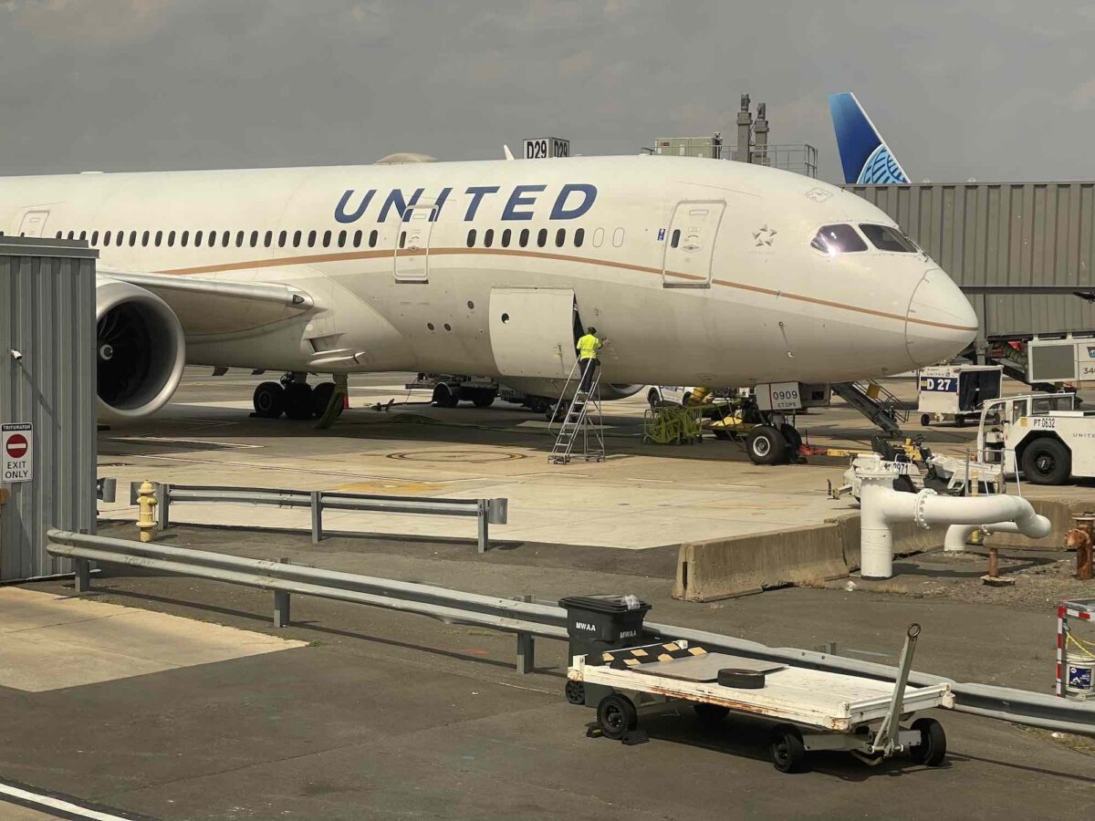 Boeing della United ‘perde’ lo scivolo di evacuazione su un quartiere residenziale
