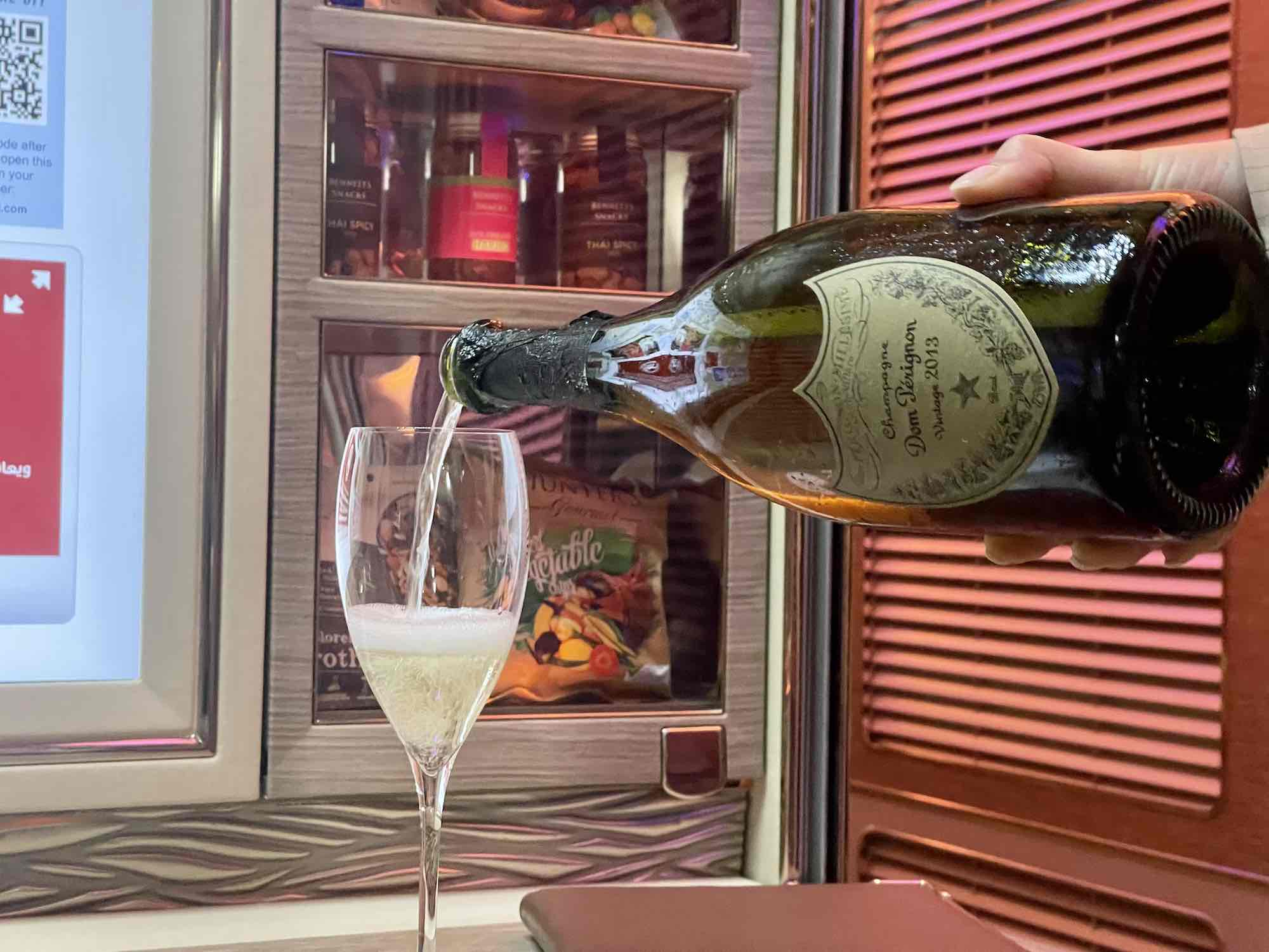 Nuova cantina di bordo: Emirates punta tutto sulla Francia e dimentica i vini italiani