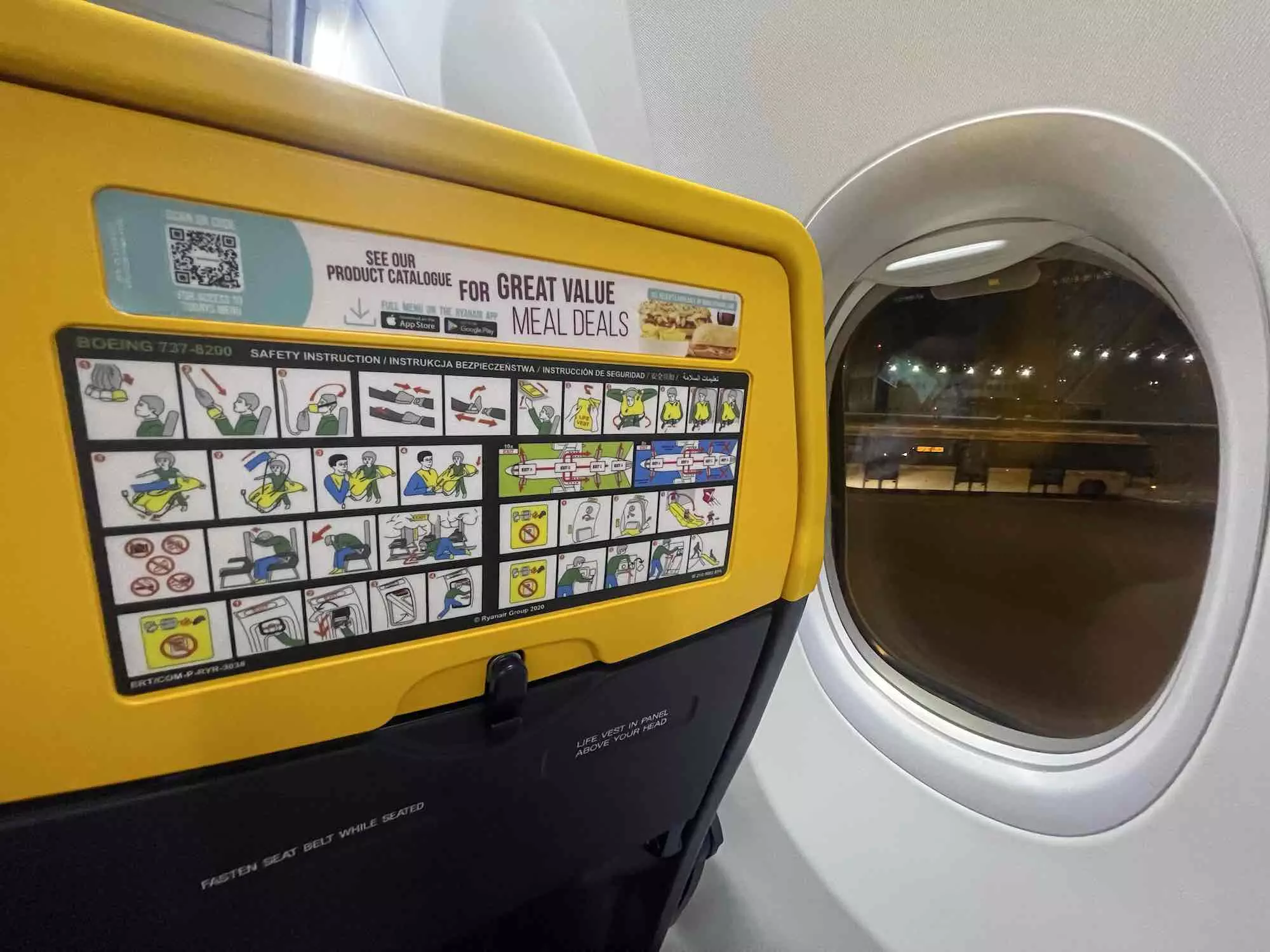 Bagaglio in stiva, posto a bordo e snack in volo: gli incassi mostruosi di Ryanair e easyjet