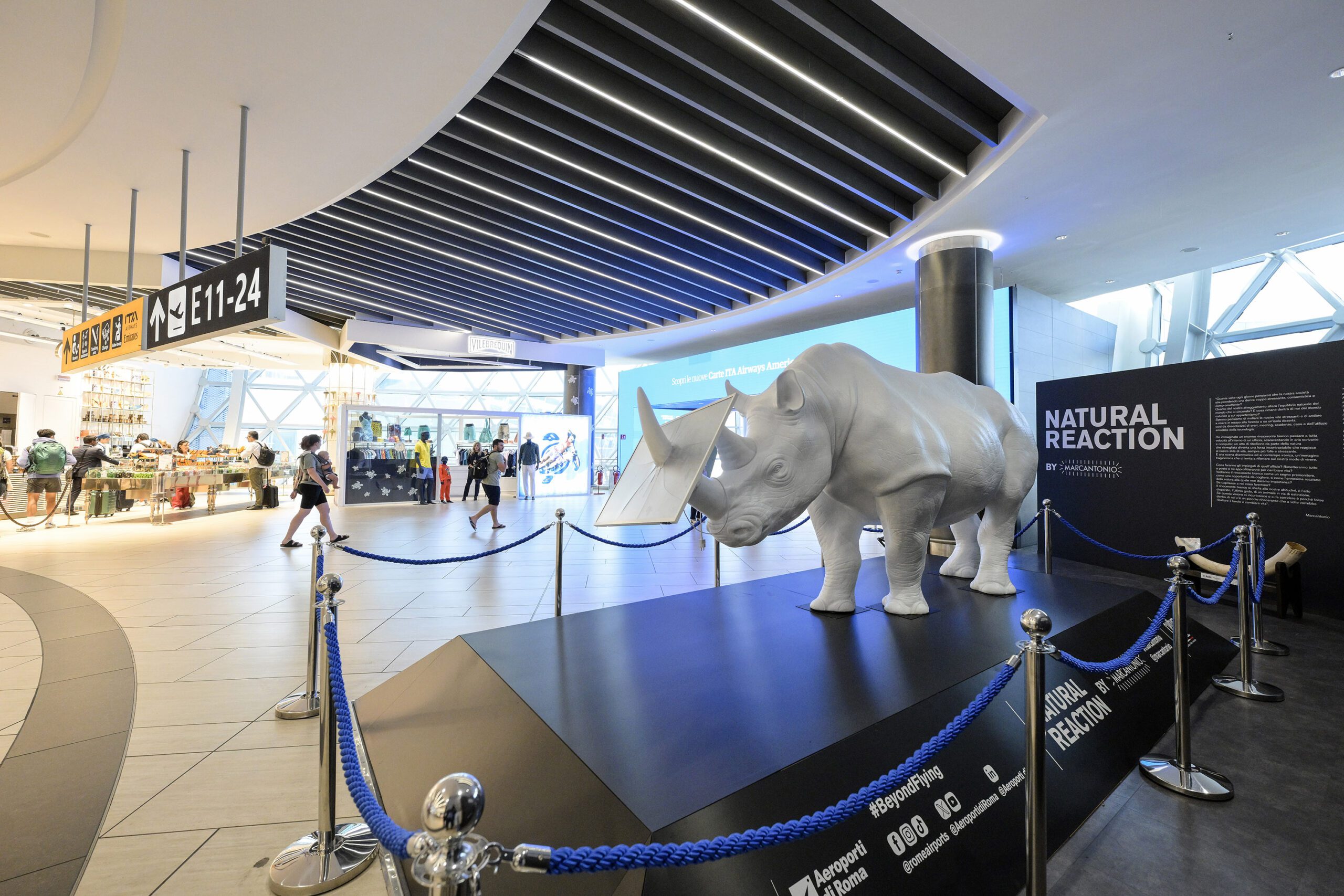 A Fiumicino è spuntato un rinoceronte dentro l’aeroporto: “Natural Reaction” By Marcantonio