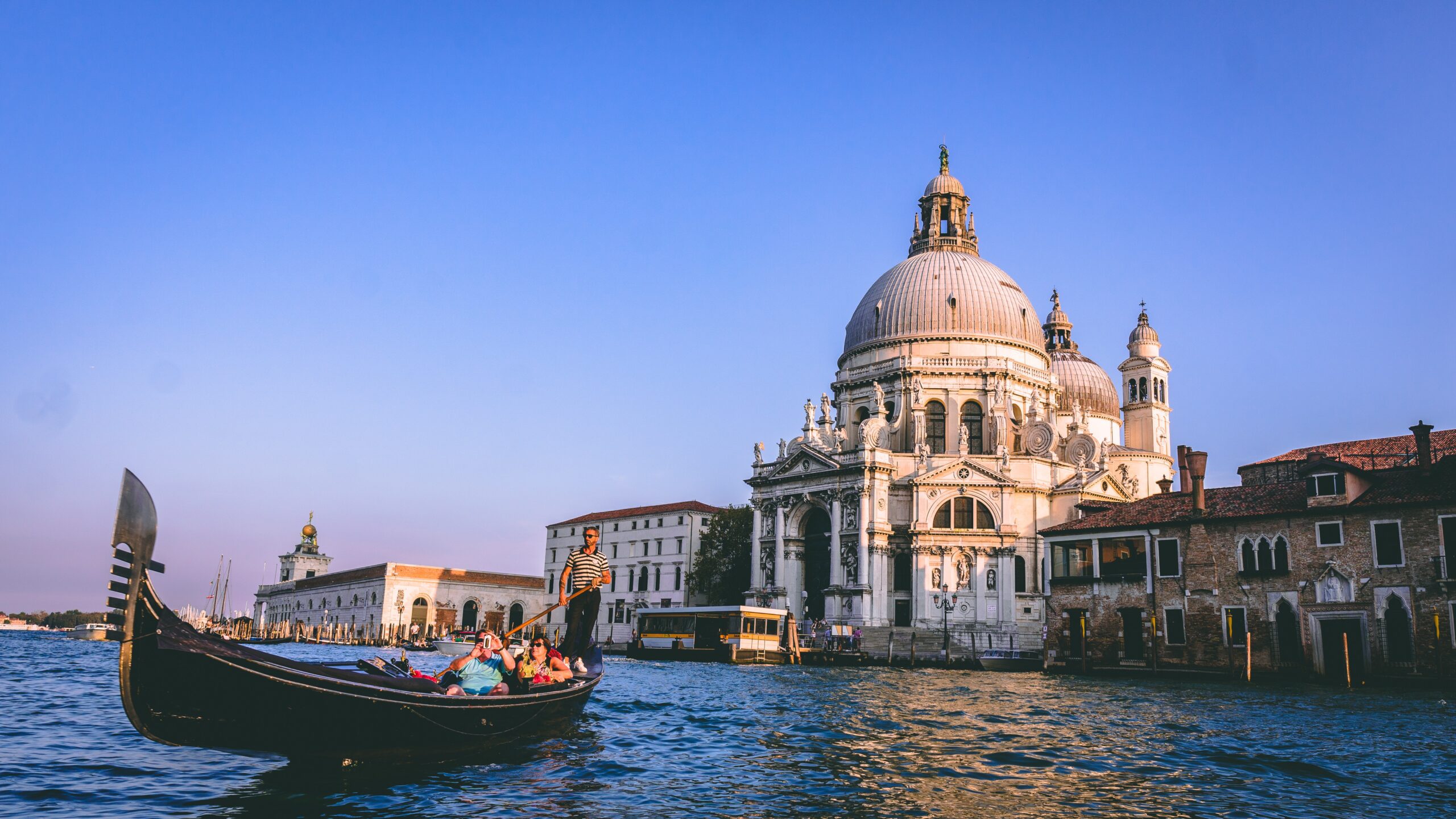 A Venezia anche il viaggio in taxi diventa magico
