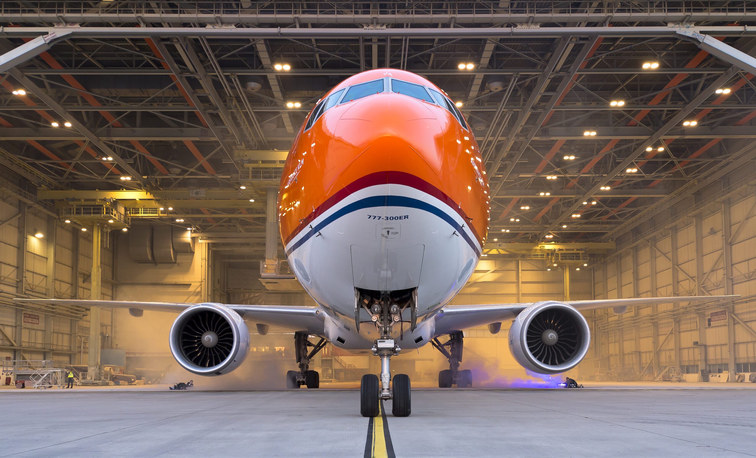 KLM ha riverniciato l’Orange Pride: ecco com’è ora l’ammiraglia della compagnia olandese