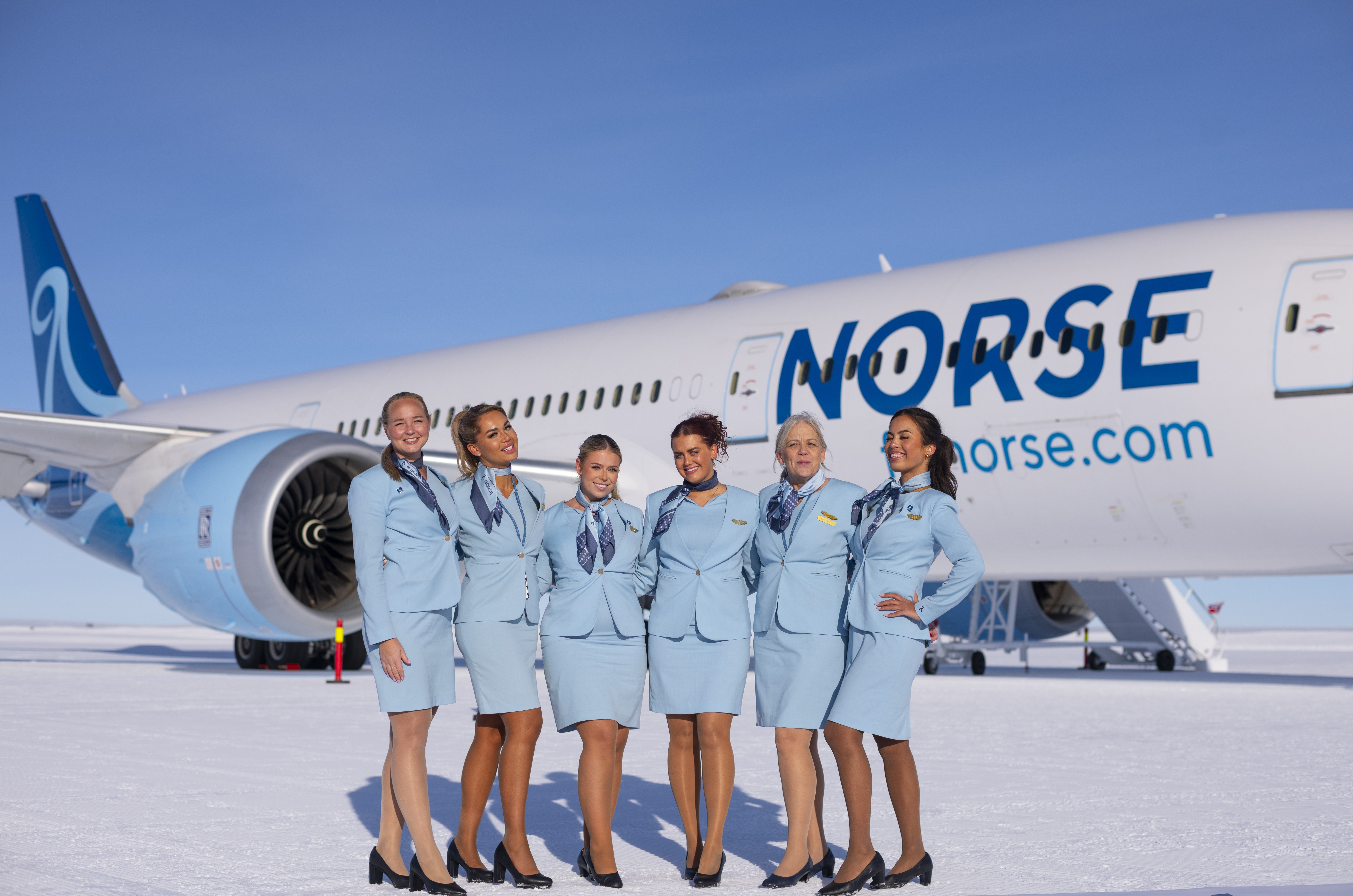Cosa ci fanno un Boeing 787 e sei hostess in minigonna tra i ghiacci dell’Antartide?