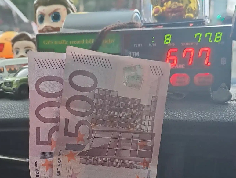 Bangkok, lascia 1000 euro di mancia ad un tassista che lo porta in tempo in aeroporto
