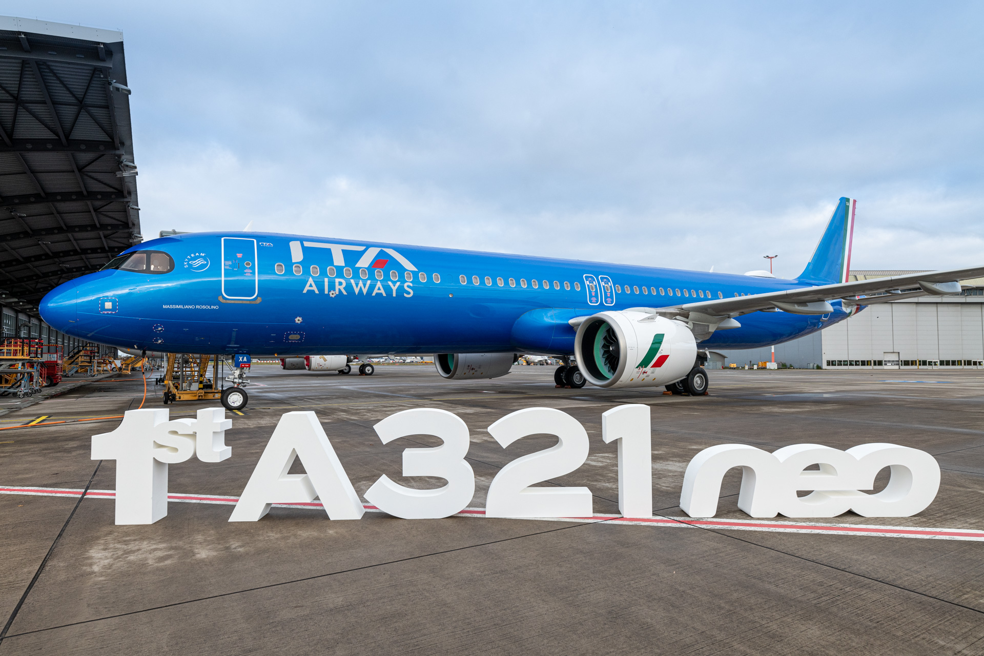 Il taglio del nastro ad Amburgo e il volo per Fiumicino: consegnato a ITA il primo A321neo