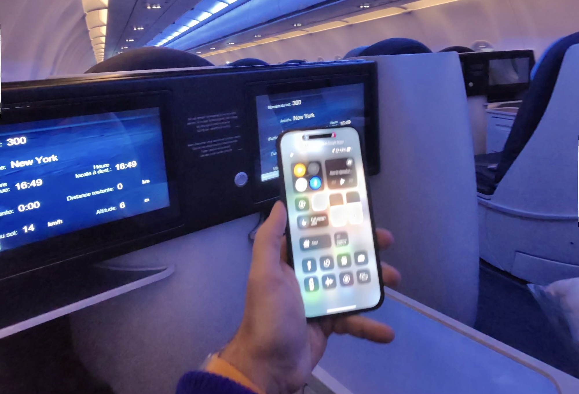 Smartphone a bordo, parla il pilota: quando è davvero pericoloso non averli in modalità aereo