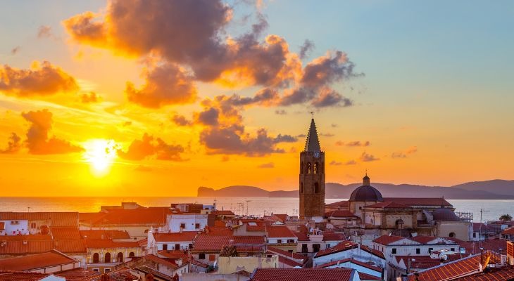 Raggiungere la Sardegna: un confronto tra viaggio in aereo e traghetto