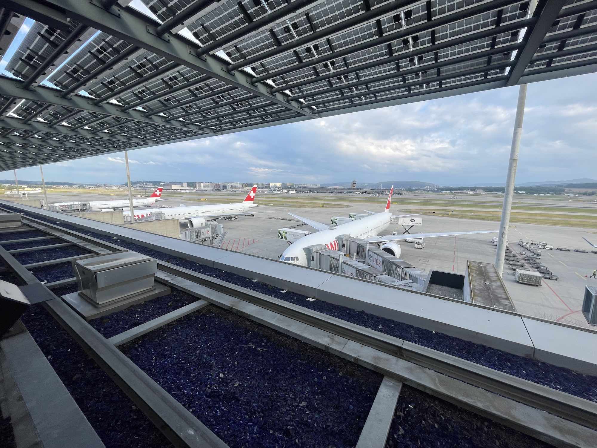 La terrazza panoramica più bella del mondo: recensione Senator Lounge Zurigo terminal E