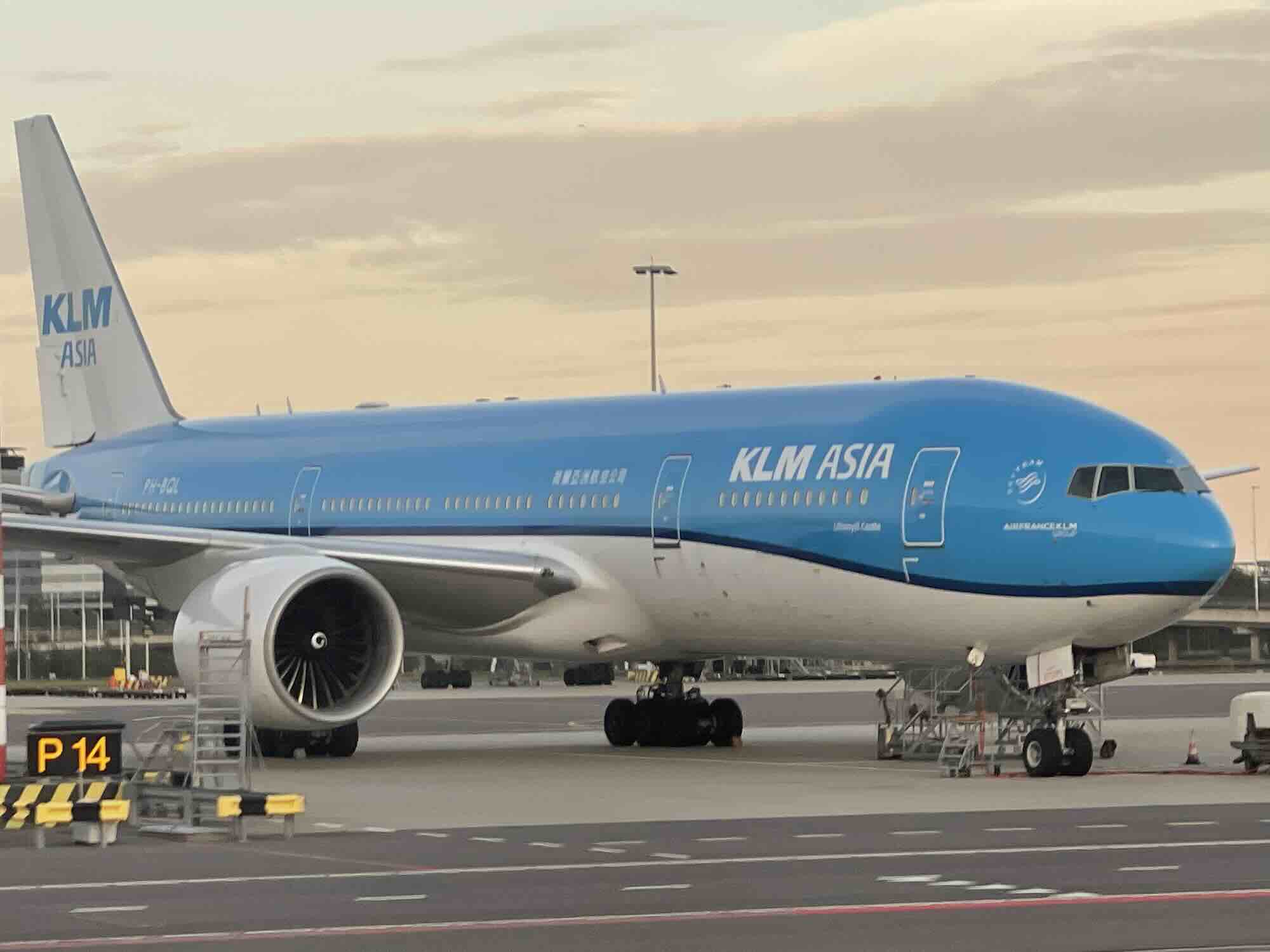 L’avvistamento sulle piste di Amsterdam: un Boeing 777 di KLM Asia. Che compagnia è e dove vola
